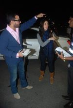 Saif Ali Khan, Kareena Kapoor off for a vacation in Airport on 25th Dec 2011 (5).JPG